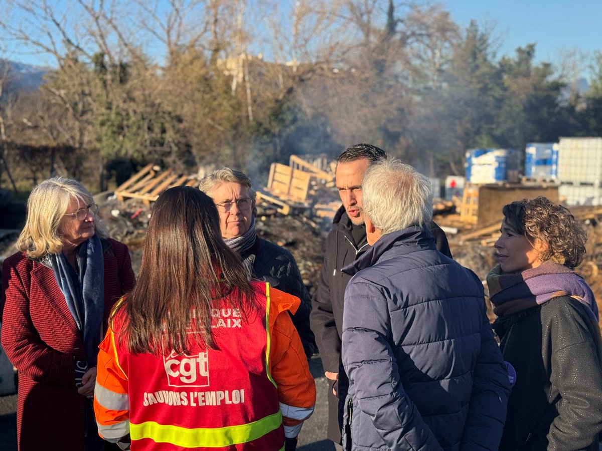 PJouvet's tweet photo. Je suis aujourd’hui en Isère, en soutien aux salariés de Vencorex, l'une des plus anciennes installations chimiques de France.

Jusqu’à 4.000 emplois directs et indirects sont menacés par la fermeture du site de Pont-de-Claix, asphyxié par une concurrence déloyale venue d’Asie.

Nous devons protéger notre industrie. Il faut nationaliser temporairement Vencorex et en faire un fleuron français et européen de la chimie décarbonée.