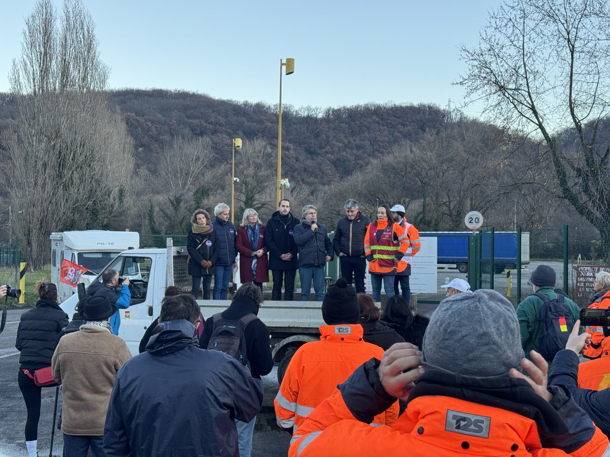 PJouvet's tweet photo. Je suis aujourd’hui en Isère, en soutien aux salariés de Vencorex, l'une des plus anciennes installations chimiques de France.

Jusqu’à 4.000 emplois directs et indirects sont menacés par la fermeture du site de Pont-de-Claix, asphyxié par une concurrence déloyale venue d’Asie.

Nous devons protéger notre industrie. Il faut nationaliser temporairement Vencorex et en faire un fleuron français et européen de la chimie décarbonée.