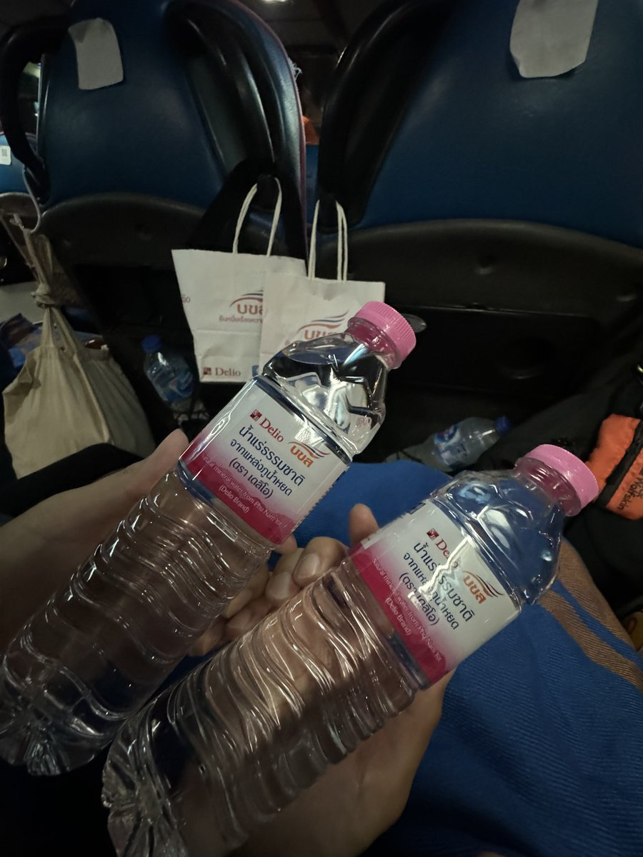 m____21y's tweet photo. バンコクからノーンカイで乗り継いで、12時間かけてビエンチャン到着！(total 2250円)タイのバスいろいろ付いてくるから嬉しい🥹 https://t.co/Zp1LDqpFKU