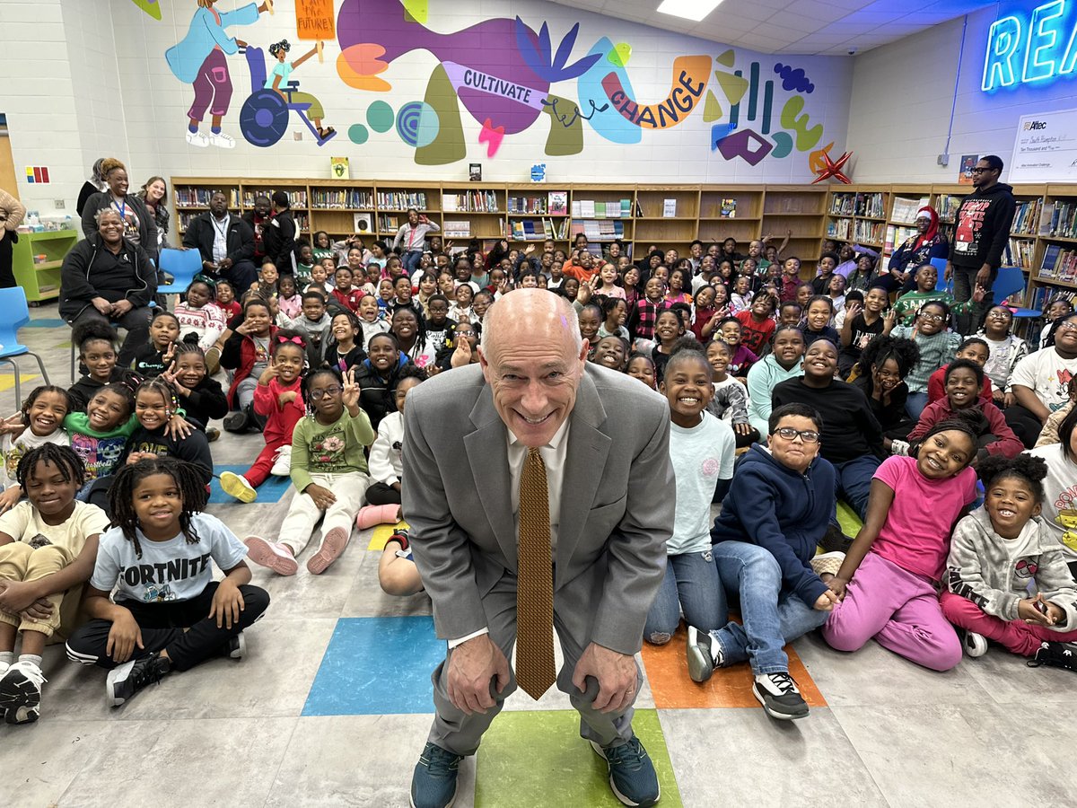 South_Hampton_'s tweet photo. Local meteorologist James Spann visited South Hampton K-8, inspiring 1st-3rd graders with weather demos & stories. "Great to see kids so curious!" says Spann! 🌩️🤩 #WeatherEducation #STEM #ScienceOutreach #LocalHeroes #Education #WeatherScience #KidsLearning #CommunityInspiration https://t.co/QZWoWUVBCd