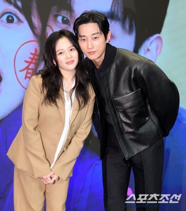 Kdramastars1's tweet photo. 📸✨ صور الصحافة من المؤتمر الصحفي لدراما KBS القادمة #WhoIsShe بحضور كل من :
#JungJiSo #JungJinYoung #KimHaeSook #InGyoJin #SeoYoungHee
🗓️ من المقرر ان يتم بث الدراما بتاريخ 18 ديسمبر https://t.co/PTzKzJsRda