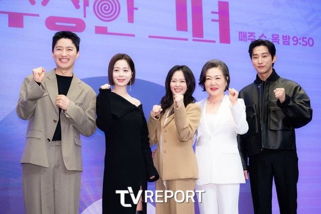 Kdramastars1's tweet photo. 📸✨ صور الصحافة من المؤتمر الصحفي لدراما KBS القادمة #WhoIsShe بحضور كل من :
#JungJiSo #JungJinYoung #KimHaeSook #InGyoJin #SeoYoungHee
🗓️ من المقرر ان يتم بث الدراما بتاريخ 18 ديسمبر https://t.co/PTzKzJsRda