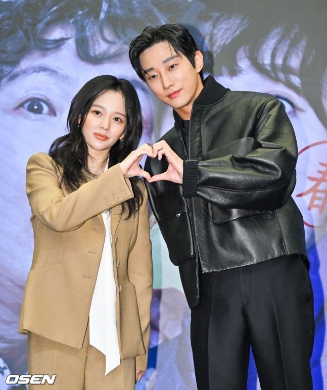 Kdramastars1's tweet photo. 📸✨ صور الصحافة من المؤتمر الصحفي لدراما KBS القادمة #WhoIsShe بحضور كل من :
#JungJiSo #JungJinYoung #KimHaeSook #InGyoJin #SeoYoungHee
🗓️ من المقرر ان يتم بث الدراما بتاريخ 18 ديسمبر https://t.co/PTzKzJsRda