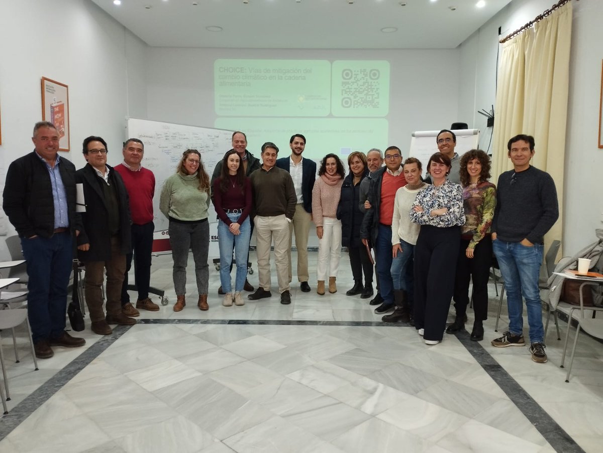 bioazul_spain's tweet photo. 🌿 El pasado martes participamos en el 1º Participatory Lab del piloto español de @ClimatechoiceEU 

Junto a @CoopsAgroAND y @Rurapolis reunimos al sector del olivar y la ganadería para impulsar prácticas sostenibles. 🌍🤝

#ClimateChoice #AgriculturaSostenible #Bioeconomía https://t.co/b6XAXgkdLk