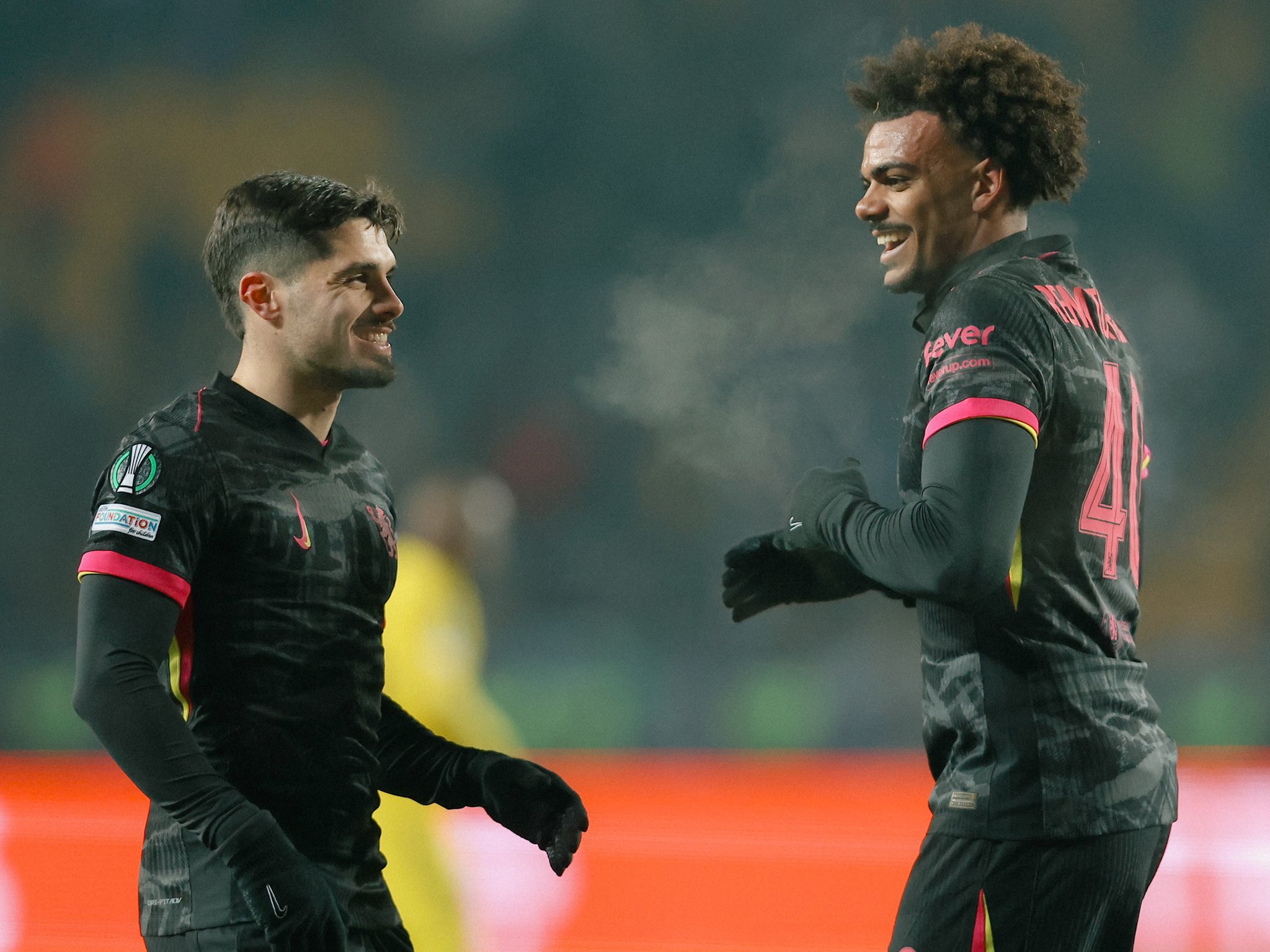 Neto y Veiga ante el Astana. Fuente: Chelsea en "X".