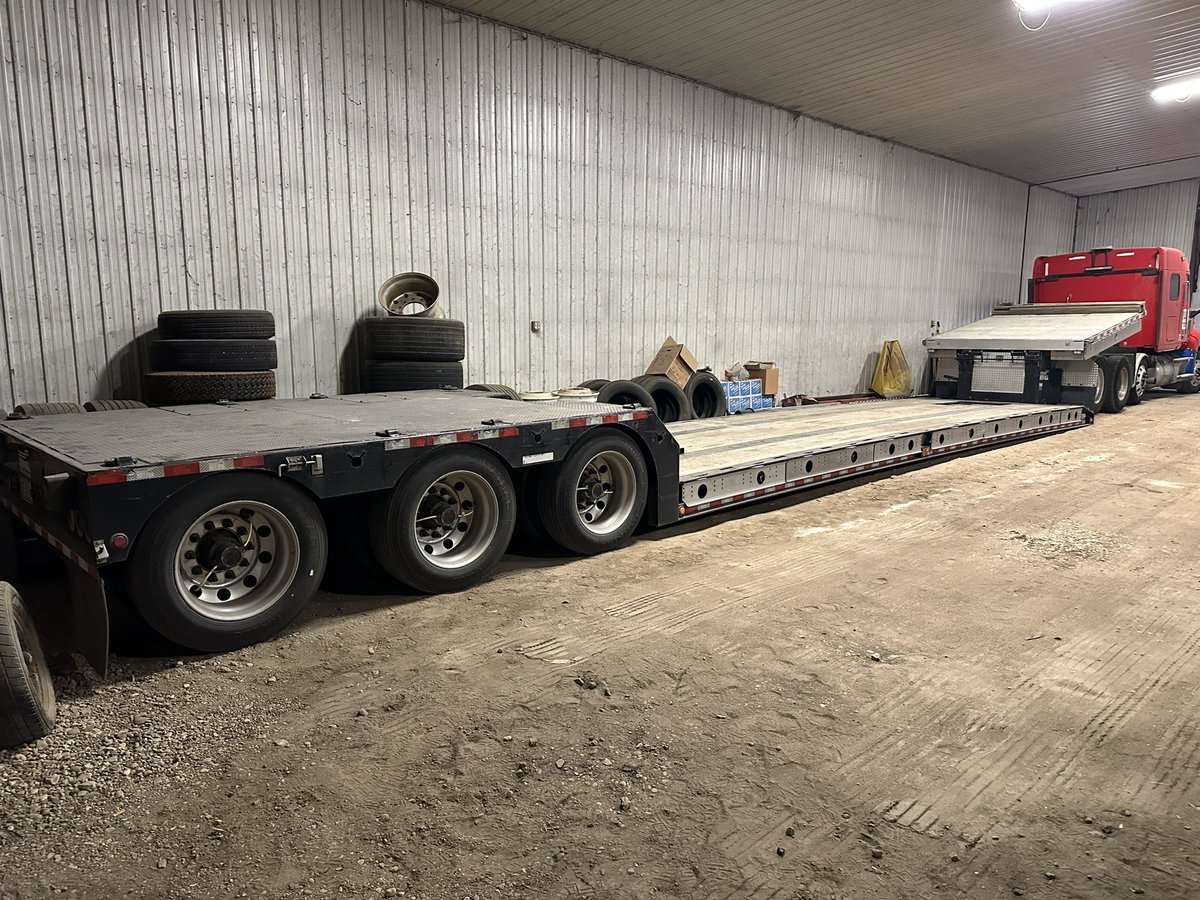odiegarfield77's tweet photo. Selling our ‘22 MuvAll trailer, excellent shape. Electric over hydraulic, 30’ well, aluminum slide outs, disk brakes, air inflations system, extendable marker lights, only selling dealer bought own trucks asking 88,500 obo retweets appreciated https://t.co/CeB4lvHstR