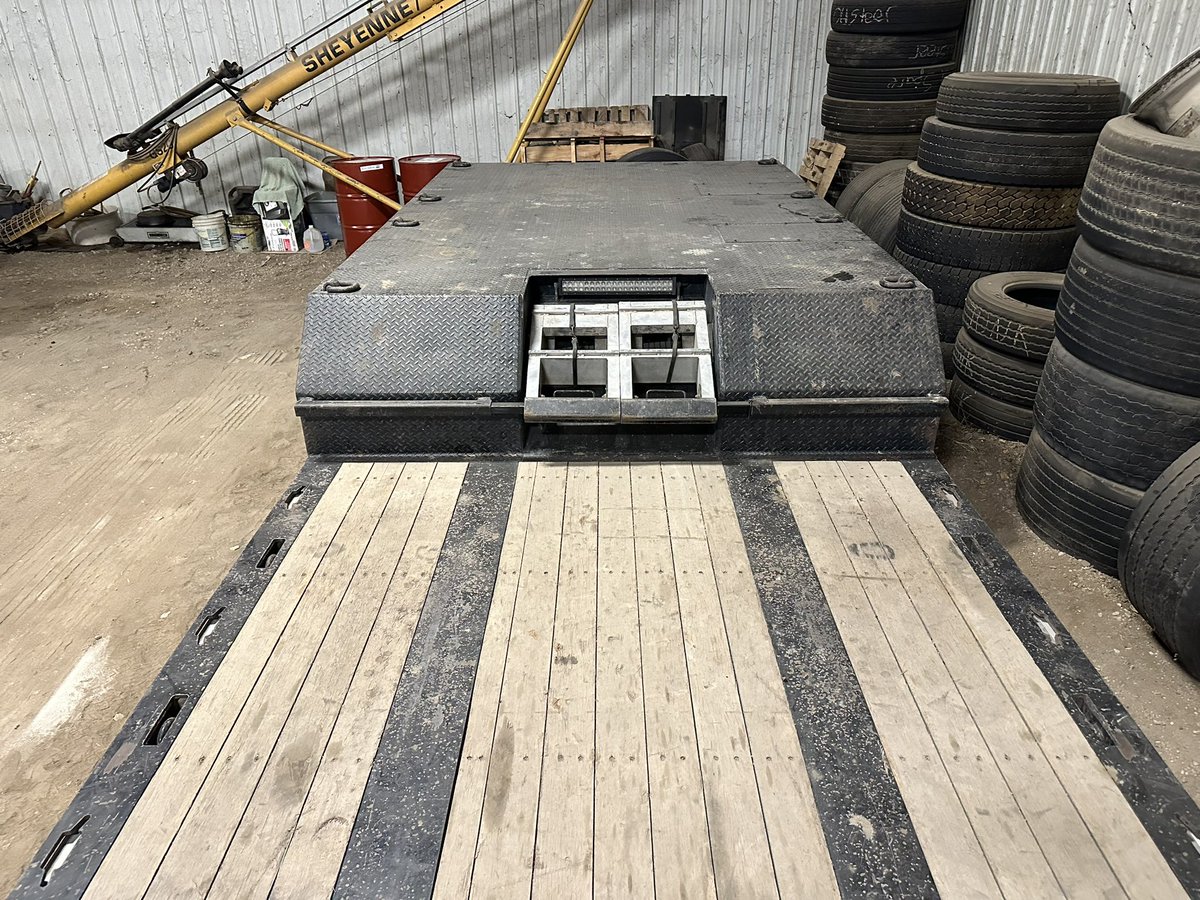 odiegarfield77's tweet photo. Selling our ‘22 MuvAll trailer, excellent shape. Electric over hydraulic, 30’ well, aluminum slide outs, disk brakes, air inflations system, extendable marker lights, only selling dealer bought own trucks asking 88,500 obo retweets appreciated https://t.co/CeB4lvHstR
