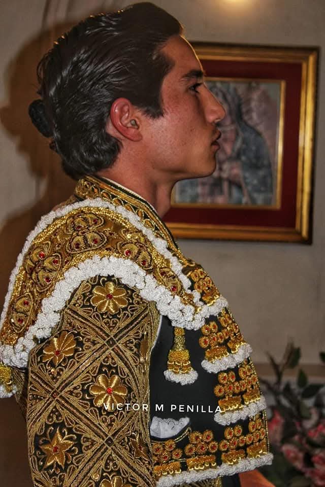 vmpenilla's tweet photo. Nuestra Señora de #Guadalupe, la #Virgen #torera de #México.
Los #toreros honran con veneración su imagen.
La #apoderada de México. https://t.co/Kuwwp8zlHn