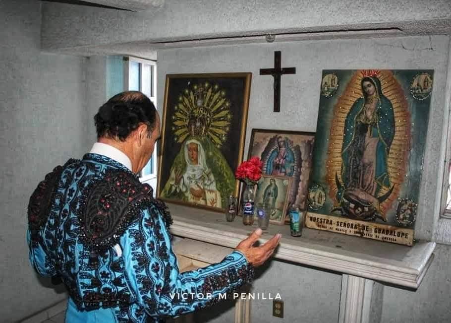 vmpenilla's tweet photo. Nuestra Señora de #Guadalupe, la #Virgen #torera de #México.
Los #toreros honran con veneración su imagen.
La #apoderada de México. https://t.co/Kuwwp8zlHn