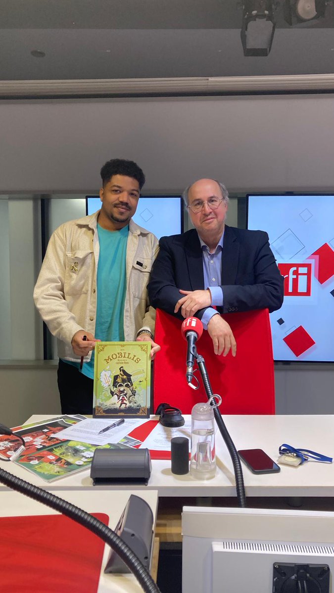 Sur le pont des arts - RFI (@pontdesartsrfi) on Twitter photo 📚🖍️Dans «Mobilis, ma vie avec le capitaine Nemo» chez <a href="/Bayard_Jeunesse/">Bayard Jeunesse</a>, <a href="/juni_ba/">Juni Ba 🍉</a> propose un face-à-face entre deux générations confrontés aux angoisses de fin du monde.
📍Il était micro de <a href="/JFCadet_RFI/">Jean-Francois CADET</a> sur <a href="/RFI/">RFI</a>
Une émission à (ré)écouter ici 👉urls.fr/_N7ryx 📚🖍️Dans «Mobilis, ma vie avec le capitaine Nemo» chez <a href="/Bayard_Jeunesse/">Bayard Jeunesse</a>, <a href="/juni_ba/">Juni Ba 🍉</a> propose un face-à-face entre deux générations confrontés aux angoisses de fin du monde.
📍Il était micro de <a href="/JFCadet_RFI/">Jean-Francois CADET</a> sur <a href="/RFI/">RFI</a>
Une émission à (ré)écouter ici 👉urls.fr/_N7ryx