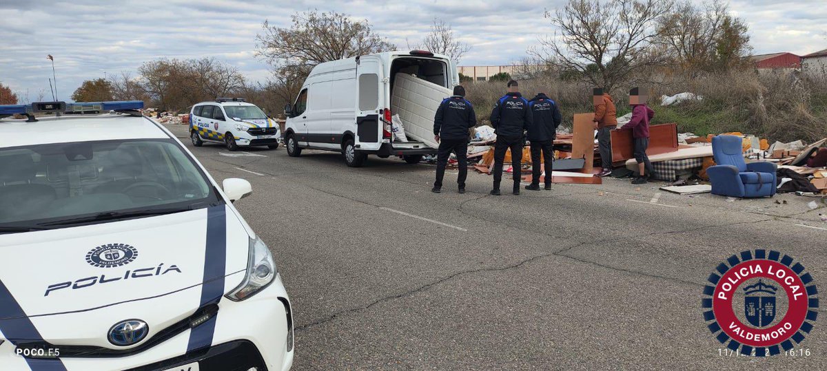 policiavaldmoro's tweet photo. 📆 #MiércolesTarde
✍️ Procedemos a la denuncia de tres varones por realizar vertidos en el polígono industrial #Valmor
Los denunciados tiraron diversos enseres como colchones, muebles y similares que transportaban en una furgoneta.
#AsíNo😡
Por un #ValdemoroLimpio https://t.co/z1XSax7dxe