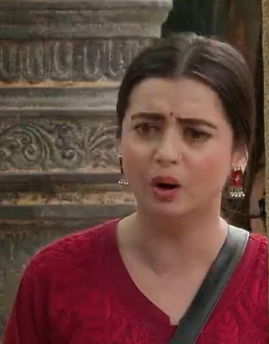 BigBoss_India's tweet photo. #KashishKapoor : Gutter ki paidaish #ChahatPandey.. Isne mujhe asabhyaa ghar ki aurat bola hai  

Chahat: Mene kaha bola? Mene bs bola ki bol kon rha hai ! Dikh ni rhi isliye ye sb kr rhi !

Who are you supporting in this fight? 

Like 💕for Kashish 
RT 🔄 for Chahat

#BiggBoss18 #BB18