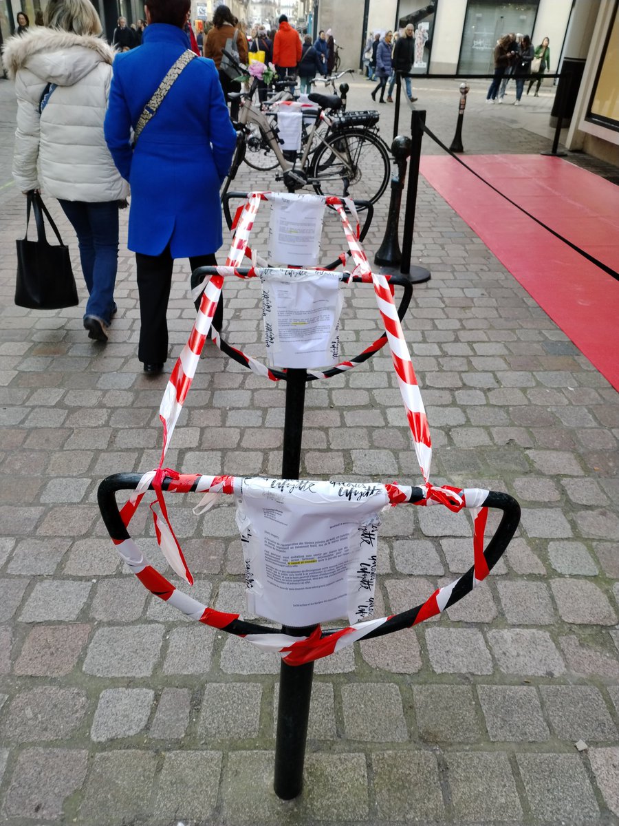 A #nantes quand 1entreprise organise 1sauterie sur l'espace public, elle écrit 1beau courrier (ça vaut autorisation municipale ?), met de la rubalise autour des stationnements rendus indisponibles. 
Pourquoi se gêner hein?
Respecter le droit c'est pr les autres #GaleriesLafayette