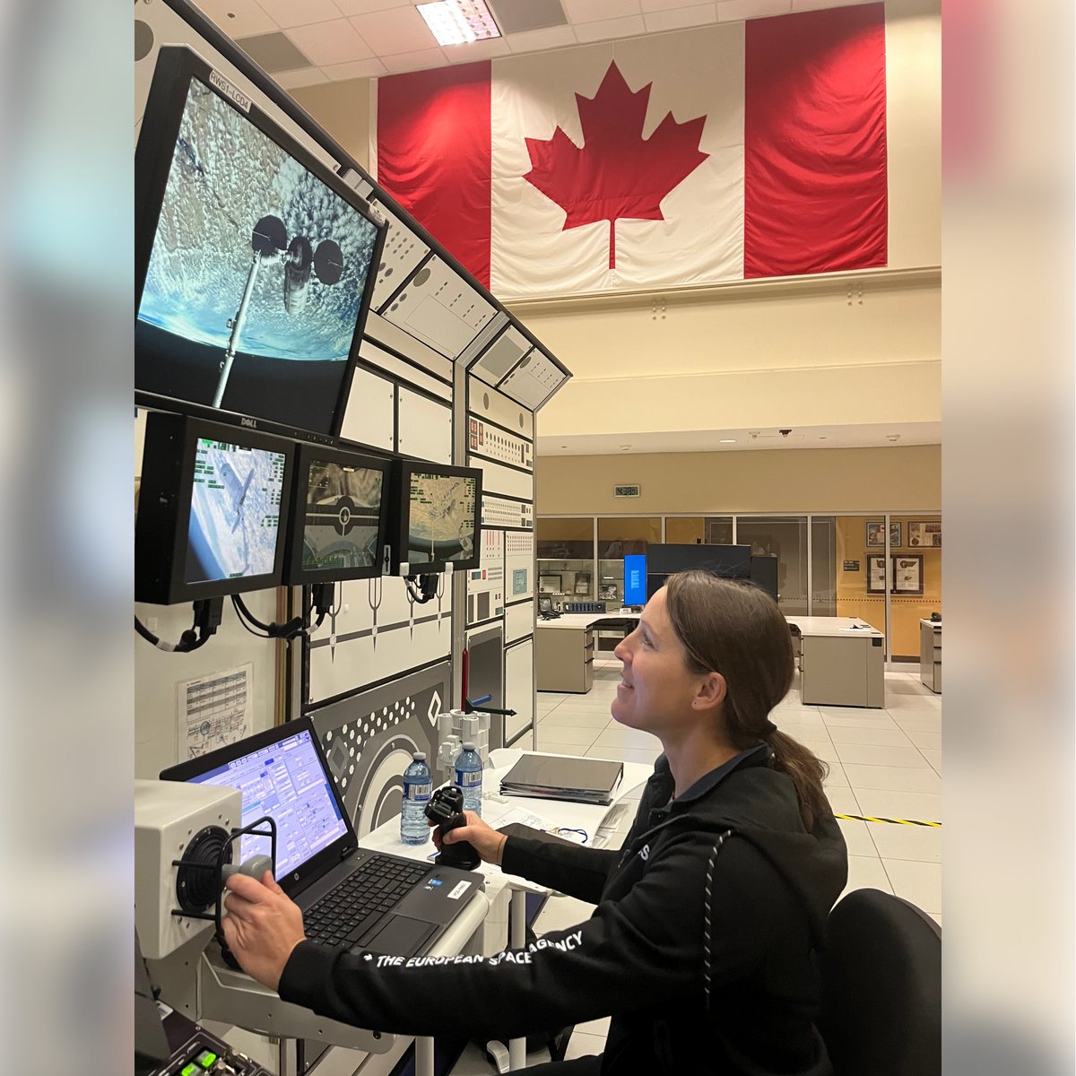 Soph_astro's tweet image. _-_ Journal de bord d’une #astronaute #ESA _-_
{Montréal 🇨🇦} Semaines 28-29 🗓️

Transition de Houston / 20°C / t-shirt
-&amp;gt; Montréal / -10°C / 20cm de neige ❄  / grosse doudoune ! Haha !

Je suis au Canada 🇨🇦 pour une formation aux opérations robotiques de 2 semaines. J'apprends à