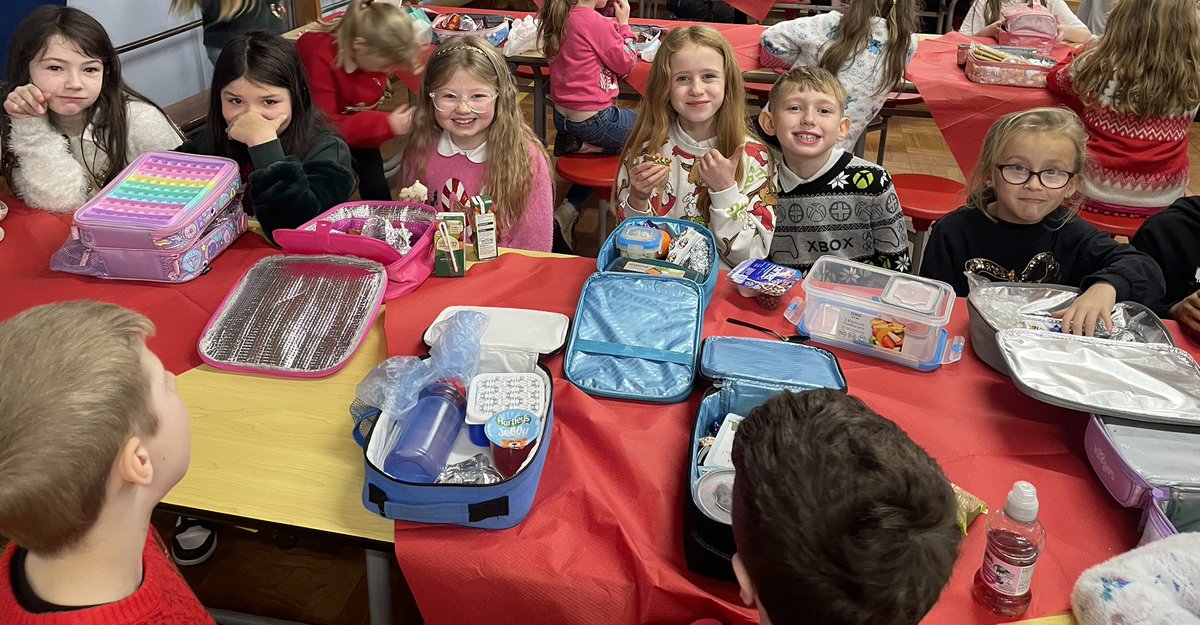LauriestonP4's tweet photo. P4 enjoying yesterdays Christmas jumper and lunch day! 🎄 https://t.co/ju524Axk7m