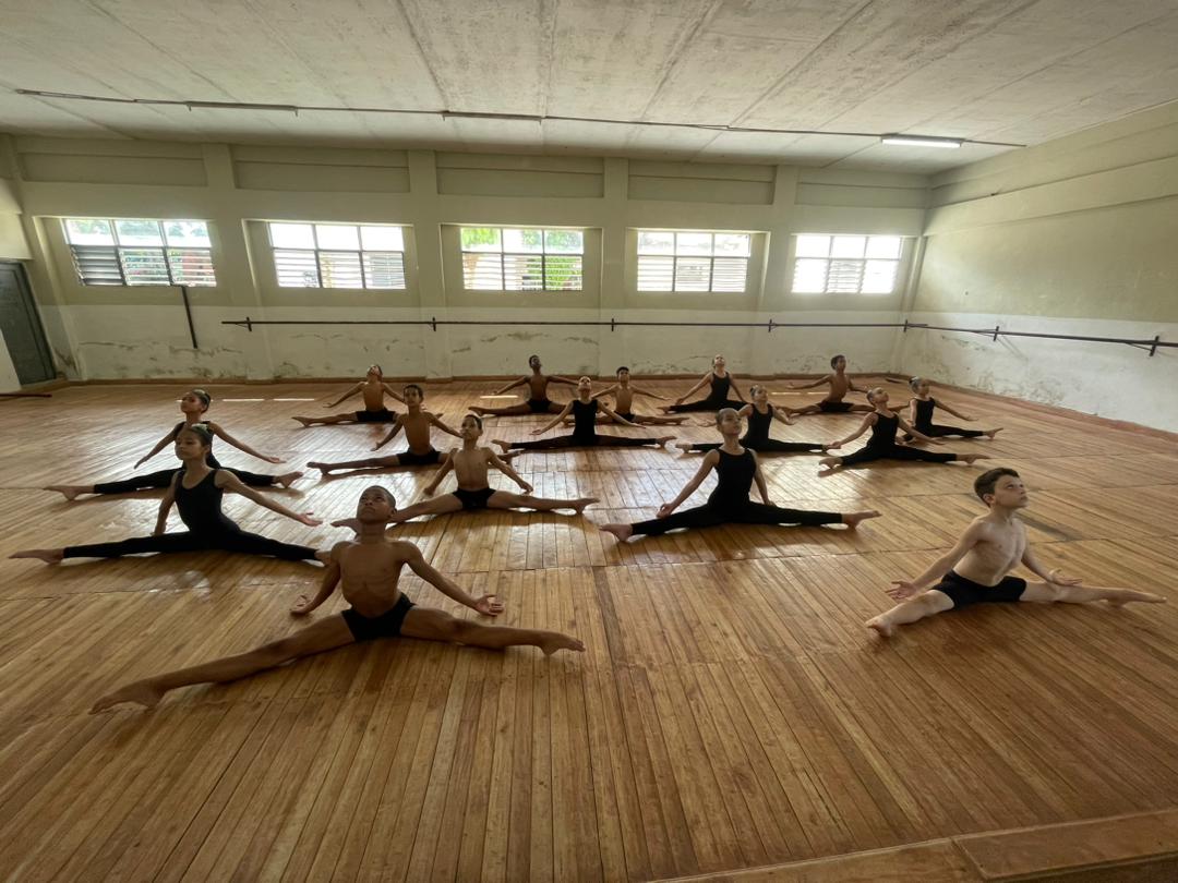Los estudiantes de segundo año de Nivel Elemental de la especialidad de Danza del <a href="/cpeaVC/">Centro Provincial para la Enseñanza Artística</a> realizaron, con excelentes resultados, su examen de Técnica de la Danza. 

#ElArteDeEnseñarElArte
#CubaEsCultura
#villaclaraportodos