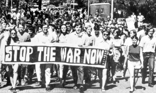AAUP's tweet photo. Recent crackdowns on protesters are "part of the legacy of the buildup of police forces and of the criminalization of student activism dating back to Vietnam-era antiracist and anticolonial liberation movements,” Roderick A. Ferguson writes in #Academe.
https://t.co/vithuheviB https://t.co/d2LeA8UjH5