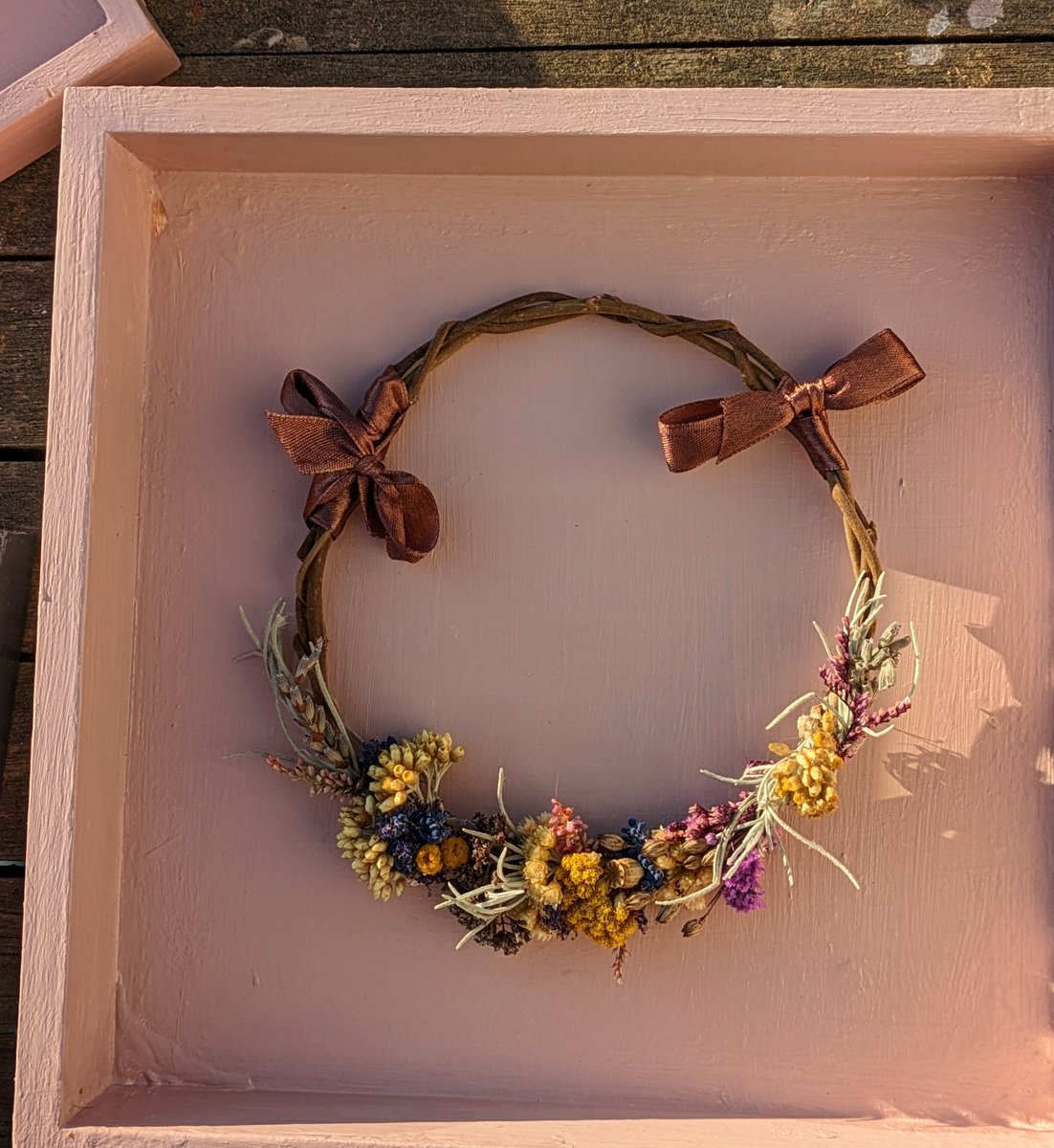 zidernoline's tweet photo. J'ai enfin trouvé des boîtes pour y mettre les couronnes !
(Fleurs et plantes from les alentours)
#productionlocale
#obstination https://t.co/CfsKh8Tbaj