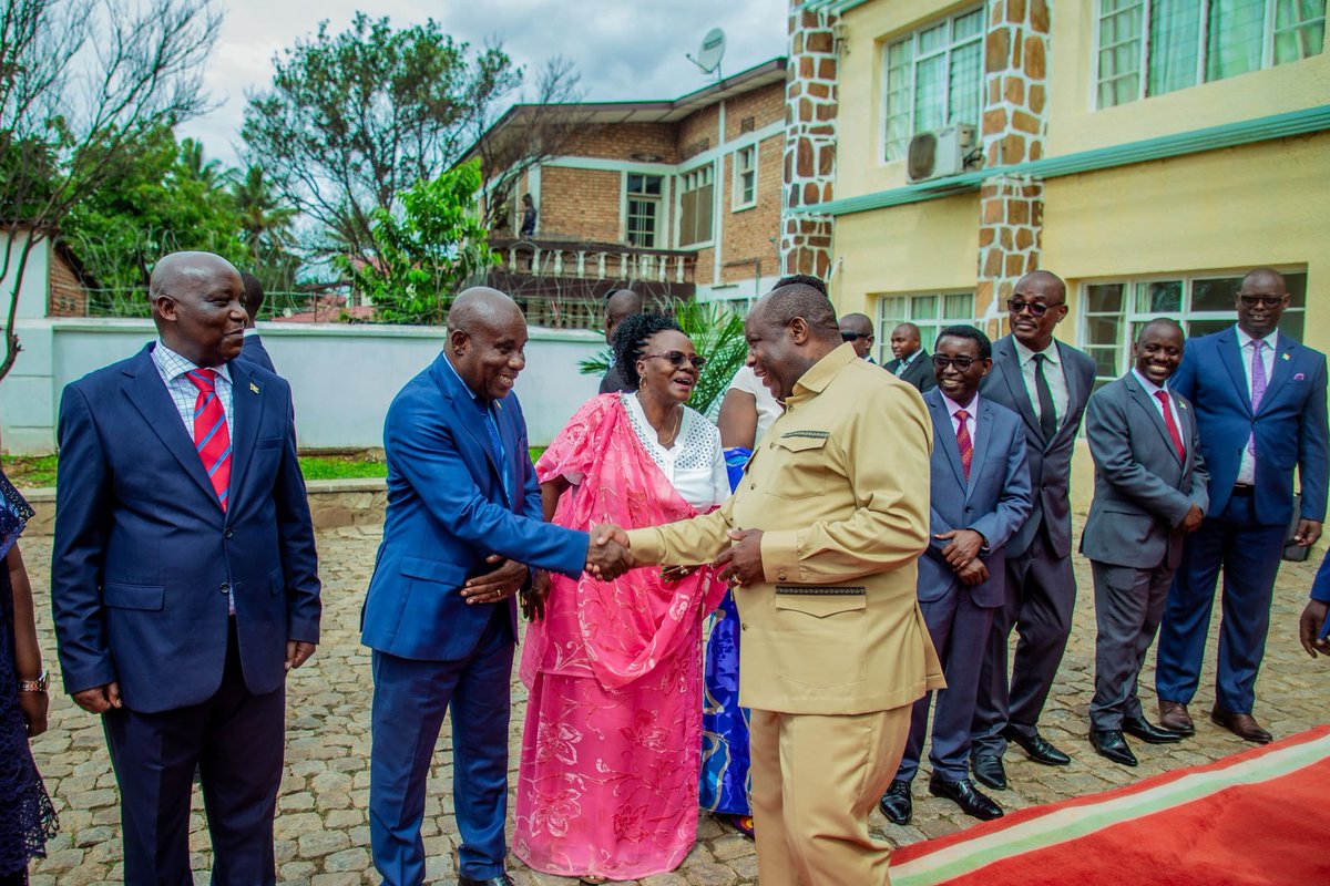 CBurundi97669's tweet photo. Visite du Président #Evariste_ #Ndayishimiye au Centre de traitement des données (CTD) à la CENI.<<,Je suis ravi de ce que je viens d'apprendre et de voir sur terrain quant au déroulement de ce travail de la République. https://t.co/4I7S3hvoJf