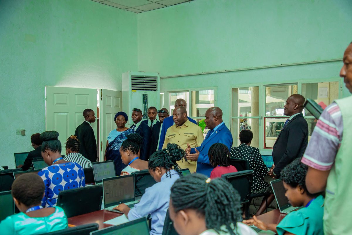 CBurundi97669's tweet photo. Visite du Président #Evariste_ #Ndayishimiye au Centre de traitement des données (CTD) à la CENI.<<,Je suis ravi de ce que je viens d'apprendre et de voir sur terrain quant au déroulement de ce travail de la République. https://t.co/4I7S3hvoJf