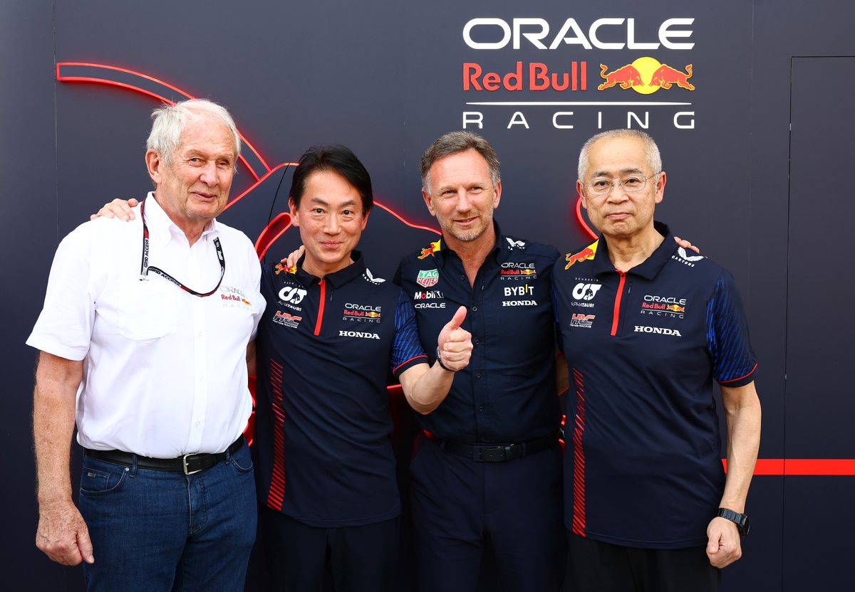 FormulaDirecta's tweet photo. 🚨 HONDA le promete a Red Bull ganar el Mundial de Constructores antes de marcharse a Aston Martin en 2026

👉 Koji Watanabe, jefe de HRC: "Le he prometido a Horner que el año que viene recuperaríamos definitivamente el Título de Monstructores".

👉 "En 2025, el último año de nuestra colaboración, terminaremos la temporada con una doble corona, incluido el Mampeonato de Pilotos".

[@Planet_F1]

#F1