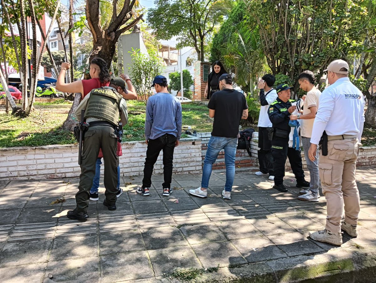 ProteccionPonal's tweet photo. 💪 En un esfuerzo conjunto con las autoridades de #Bucaramanga, hemos logrado la expulsión de 54 personas extranjeras y la deportación de 22 más. ¡Seguimos comprometidos con la seguridad de todos nuestros ciudadanos! 🚔 

#DiosYPatria https://t.co/bxIAjemcEl