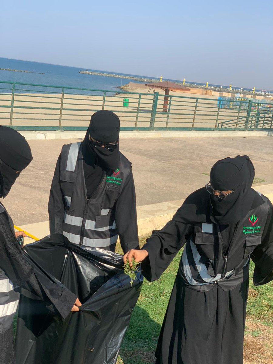 CDAMASLIYA's tweet photo. شاركت الفرقة التطوعية بجمعية التنمية الأهلية بمسلية فرع وزارة البيئه والمياه والزراعه بمحافظة بيش صباح اليوم الخميس  الموافق ١٠-٦-١٤٤٦هـ مبادرة تنظيف كورنيش بيش الشمالي (لنكن قدوة) بمشاركة مجتمعية مع بلدية بيش وبعض الجهات واللجان التطوعية والمركز الوطني لتنمية الغطاء النباتي https://t.co/dT0ee9Byvl