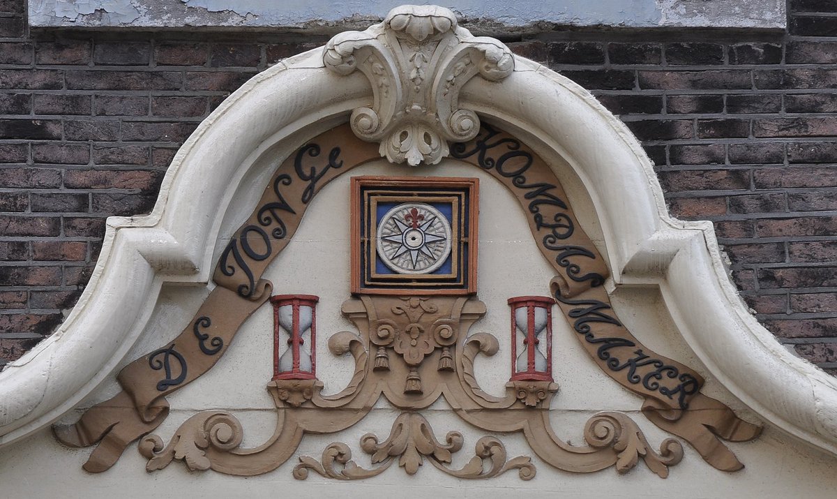 gevelstenen020's tweet photo. Ook nu  #collectievissen dit keer naar #windroos 🧭
Een kompas geflankeerd door twee zandlopers. In het tekstlint: ‘DE JONGE KOMPASMAKER’.
 
In 1742 liet kompasmaker Pieter de Jong dit houten bord plaatsen.

https://t.co/8GOqpz5h0a

Nu &amp; toen https://t.co/tLTnFHAtPB