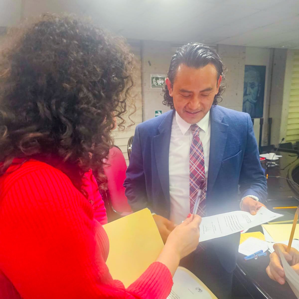 El día de ayer, entregué un oficio al subsecretario de ingresos, dirigido al secretario de finanzas, con el objetivo de dar seguimiento al anteproyecto presentado en tribuna, donde solicitamos la modificación al Decreto de Presupuesto de Egresos para el Ejercicio Fiscal 2025.