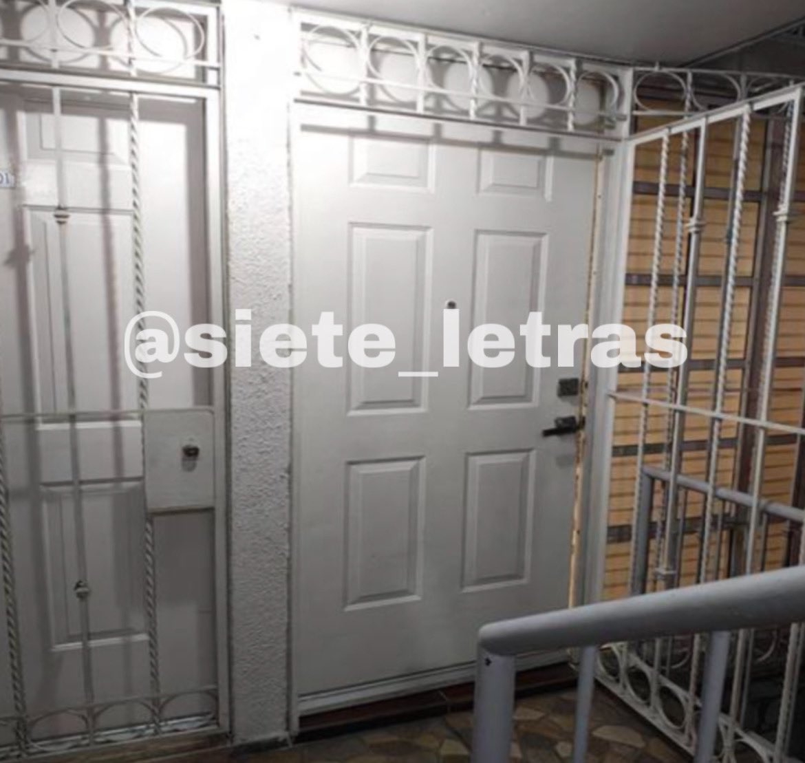 siete_letras's tweet photo. Matan a técnico en operaciones del @AICM_mx:

Alejandro Campos abrió la puerta de su casa, en la 2da de Moctezuma, a un conocido, pero éste venía con otro sujeto. 

Lo maniataron y degollaron.

Los asesinos revolvieron un cuarto y huyeron. Apunta a venganza. https://t.co/bFOFgnE9yW