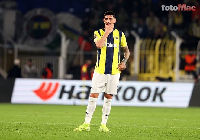 tmryldz's tweet photo. 😏
Dünya yıldızı 
teknik direktörümüz var 
ama Samet 'i stoper sanıyor!

Yetmiyor teknik stoper sanıyor!

Bu da ancak bizim başımıza gelirdi...

#Fenerbahçe #FBvATH #AliKoç #Mourinho #Becao #Samet https://t.co/y7rMW3DoVf
