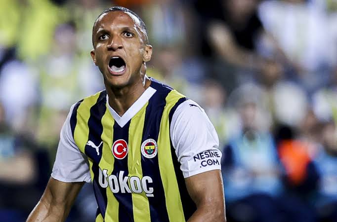 tmryldz's tweet photo. 😏
Dünya yıldızı 
teknik direktörümüz var 
ama Samet 'i stoper sanıyor!

Yetmiyor teknik stoper sanıyor!

Bu da ancak bizim başımıza gelirdi...

#Fenerbahçe #FBvATH #AliKoç #Mourinho #Becao #Samet https://t.co/y7rMW3DoVf