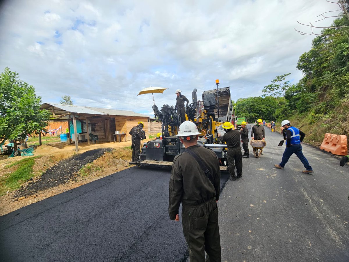 Ejercito_Div2's tweet photo. Los Soldados del Batallón de Ingenieros No 50 de Construcción continúan con los trabajos de pavimentación de la vía que de Tibu comunica a la Vereda La Gabarra en Norte de Santander hoy con trabajos de asfalto en el Km 42.
#SiempreATuLado https://t.co/MOO5fdqJuB