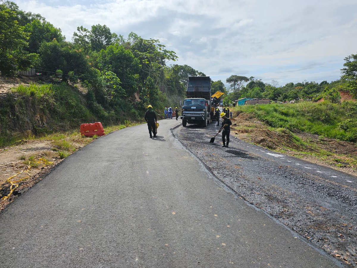 Ejercito_Div2's tweet photo. Los Soldados del Batallón de Ingenieros No 50 de Construcción continúan con los trabajos de pavimentación de la vía que de Tibu comunica a la Vereda La Gabarra en Norte de Santander hoy con trabajos de asfalto en el Km 42.
#SiempreATuLado https://t.co/MOO5fdqJuB