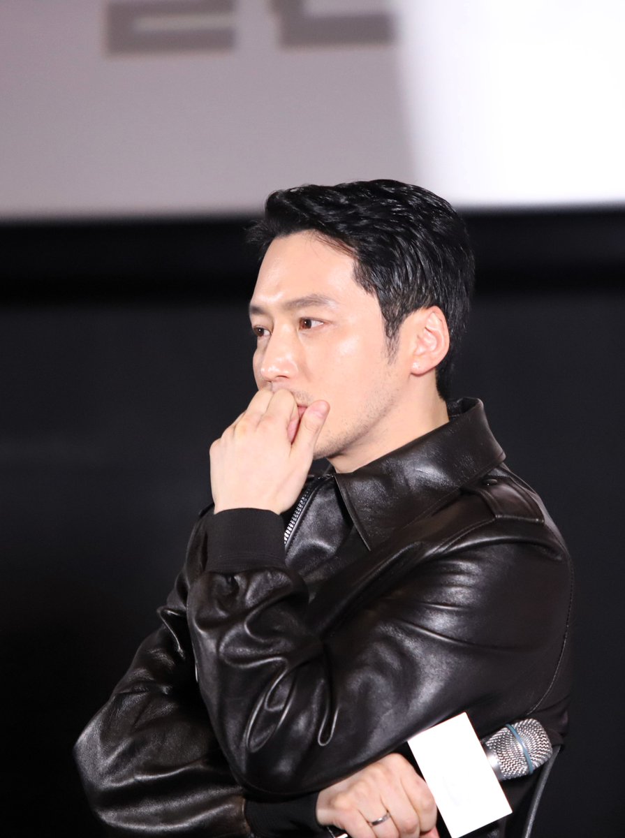 parkboojm's tweet photo. 241212 1승 GV CGV 용산아이파크몰

신연식 says "변요한 배우의 장점은 순수 한 것이고 단점도 순수하는 것이다 (positive)
#변요한