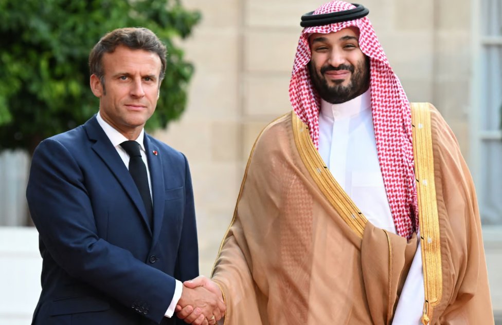 Perseconomiques's tweet photo. [🇸🇦🇫🇷]

Emmanuel Macron était en visite la semaine dernière en Arabie Saoudite. Largement dépendante du pétrole, l'🇸🇦 souhaite diversifier son économie : un processus que la France veut accompagner. 

Retour sur les accords économiques passés entre les 2 pays⤵️