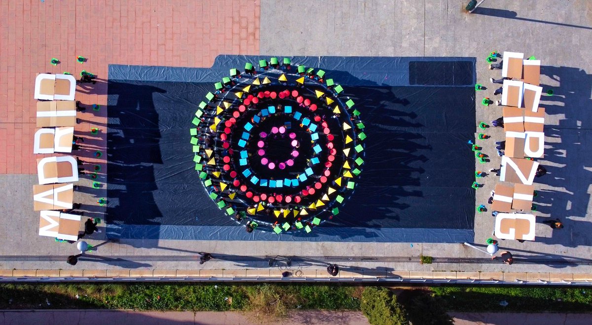FundacionLito's tweet photo. 🔴MADRID-LEIPZIG. Os anticipamos una vista del hermoso mosaico infantil, en el que han participado 250 niños de los colegios de Vallecas, con el que hermanamos la memoria de Madrid y Leipzig, en torno a Robert Capa y la defensa de la PAZ.