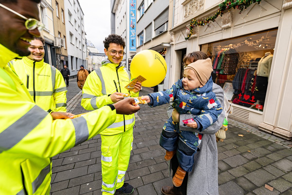 Nervige Parkplatzsuche, volle Innenstädte und der Weihnachtsstress in vollem Gange? Keine Sorge – unsere „gelben Engel“ waren am Wochenende unterwegs, um euch ein bisschen Nervennahrung zu bringen 🍪🚗. Mit unseren Park-Plätzchen haben wir euch gezeigt: Wir verstehen, wie wichtig