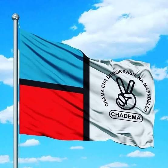 DrCyrilo's tweet photo. Kwa namna Lissu alivyozungumzia changamoto za Chama ambazo yeye kama Makamu mwenyekiti Taifa ameshindwa kuzitatua; basi kuna mawili;
1. Au Lissu ni dhaifu sana, na hana uwezo wa kutatua changamoto hizo!
2. Ama Chadema ina mifumo dhaifu sana ya kiuongozi na kiutendaji. https://t.co/WJ8ZkwFE5W