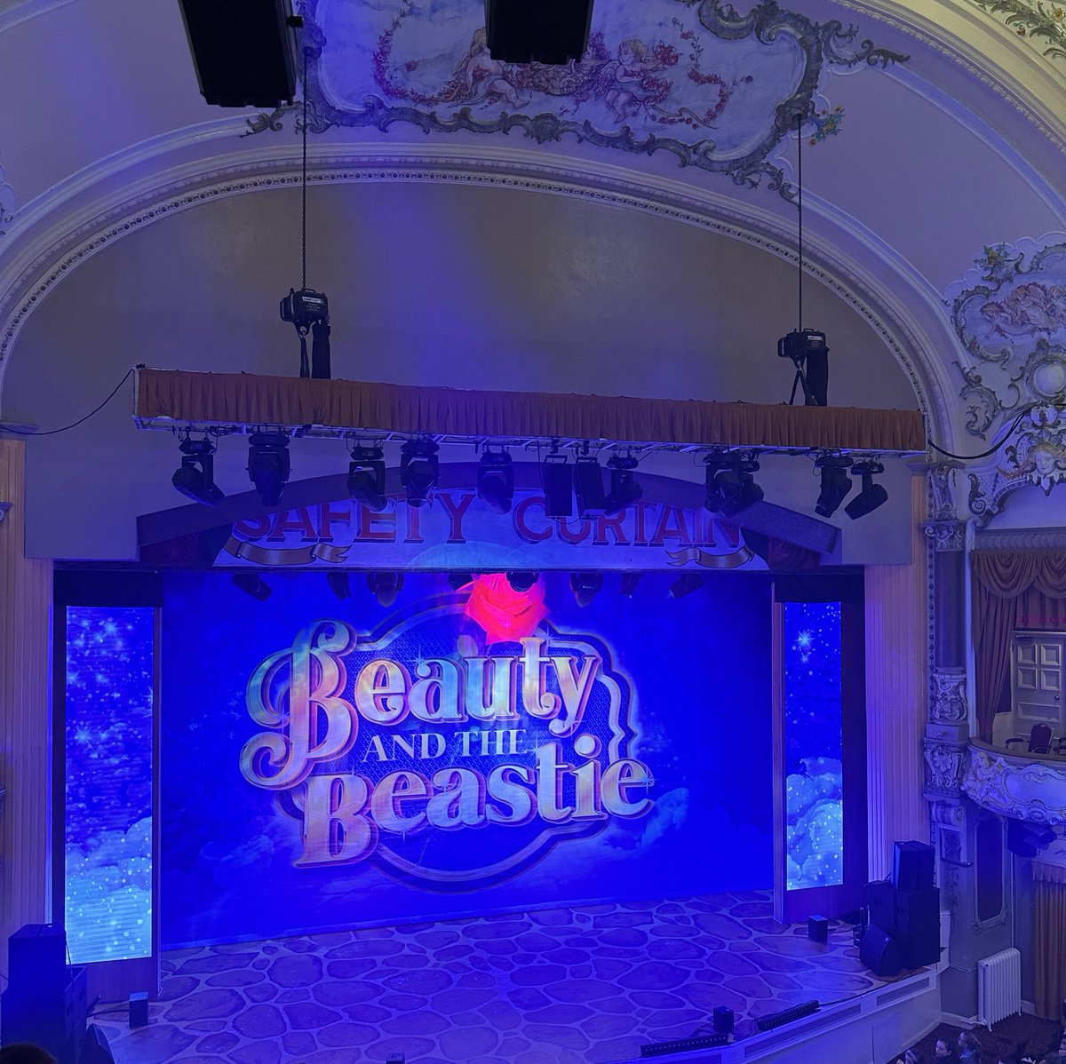What a fantastic time P2 and the whole school had at <a href="/GlasgowPavilion/">Pavilion Theatre</a> 🤩 lots of laughter, singing and dancing - and some tired faces after all the fun!! 🎭🕺🏻what a lovely day for all 🩷