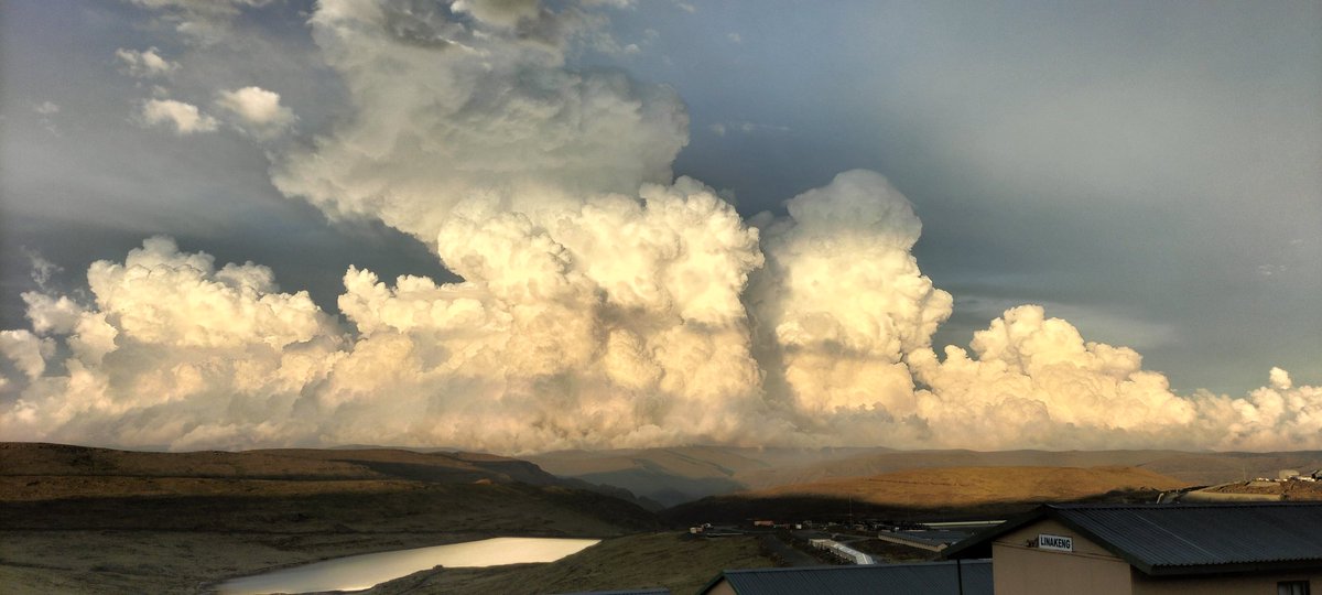 chrisbestill's tweet photo. Mountains, clouds, sunset.... https://t.co/ZSWtJgdi8D