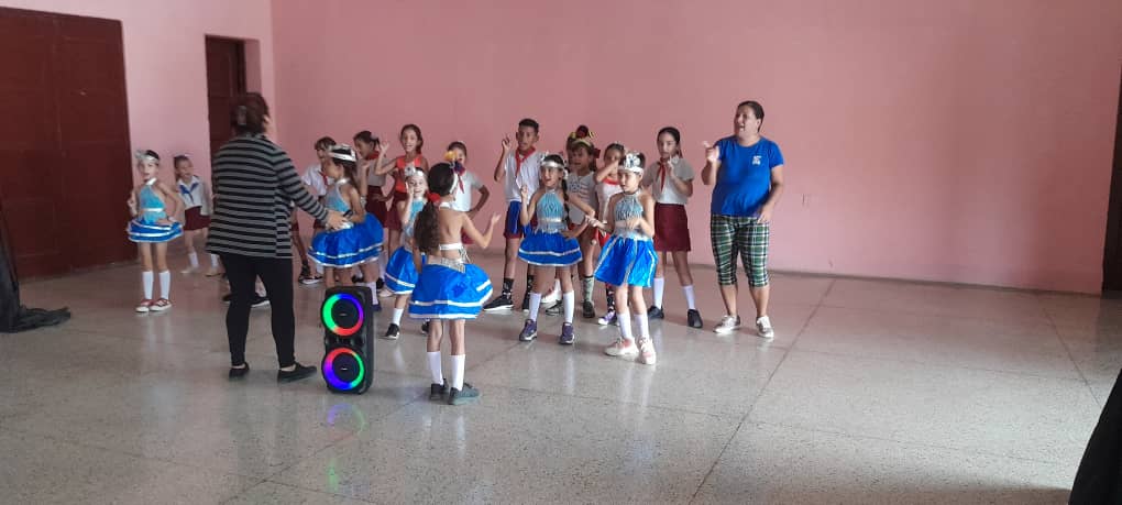 YMarquezSanchez's tweet photo. Instructores de arte y educandos del Seminternado José de la Luz y Caballero se suman a las actividades de la Jornada de la Cultura Freyrense en su Edición XLl.
#BJMPresente
#EducaciónFreyre #CulturaRafaelFreyre #PorCubaJuntosCreamos #CulturaParaTodos https://t.co/Xr3krw6xhK