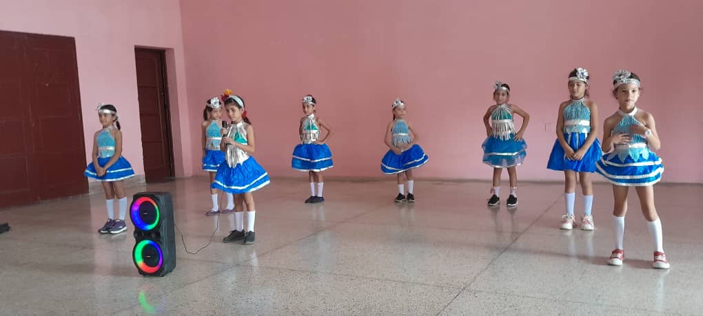 YMarquezSanchez's tweet photo. Instructores de arte y educandos del Seminternado José de la Luz y Caballero se suman a las actividades de la Jornada de la Cultura Freyrense en su Edición XLl.
#BJMPresente
#EducaciónFreyre #CulturaRafaelFreyre #PorCubaJuntosCreamos #CulturaParaTodos https://t.co/Xr3krw6xhK