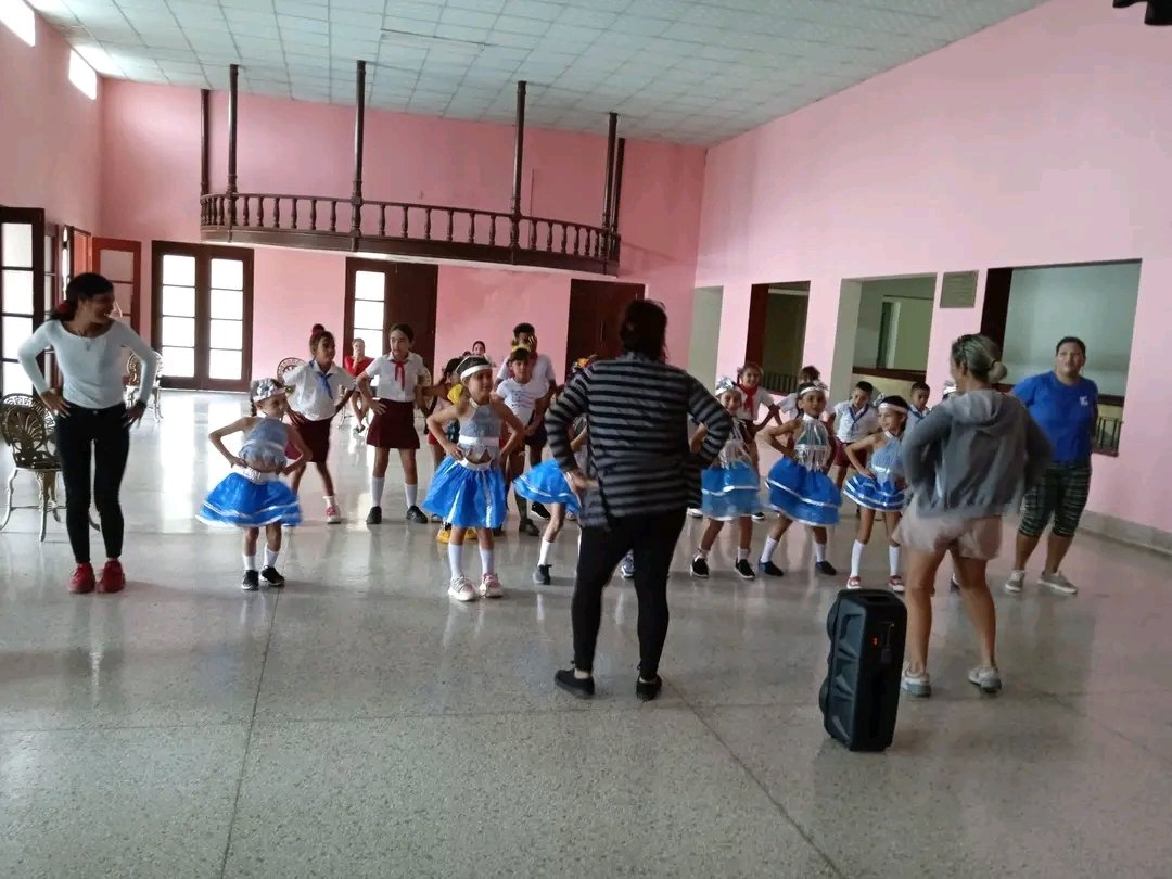 YMarquezSanchez's tweet photo. Instructores de arte y educandos del Seminternado José de la Luz y Caballero se suman a las actividades de la Jornada de la Cultura Freyrense en su Edición XLl.
#BJMPresente
#EducaciónFreyre #CulturaRafaelFreyre #PorCubaJuntosCreamos #CulturaParaTodos https://t.co/Xr3krw6xhK