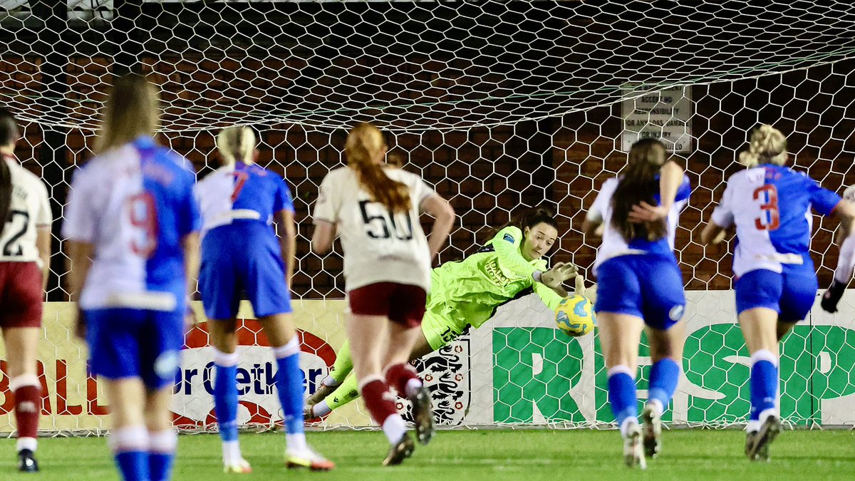 Making a difference at both ends of the pitch last night🔥

Two assists for Niamh Murphy at wing-back 🅰️

A penalty save in the second half for Poppy Soper🧤

#Rovers 🔵⚪️