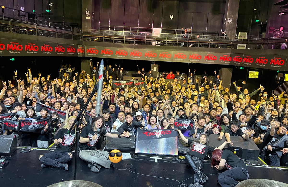 GALNERYUSOFFIC2's tweet photo. GALNERYUS、広州新古典金属公演終了致しました‼️圧倒的な盛り上がりを見せて下さった皆様、心から感謝します！

とてもとても盛り上がりましたね！終演後ミートアンドグリートも遅くまで並んで下さってありがとうございました🤘🏻

明後日は北京公演‼️ https://t.co/CueGPnPKDg