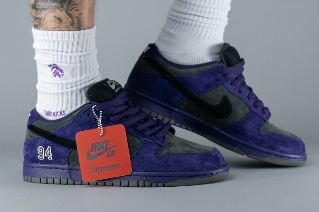 SoleRetriever's tweet photo. ON-FEET: Supreme x Nike SB Dunk Low “Ink”

🗓️ Spring 2025
📝 HQ8487-500
💵 $110
📷 @Yankeekicks https://t.co/5cCKL5Slou