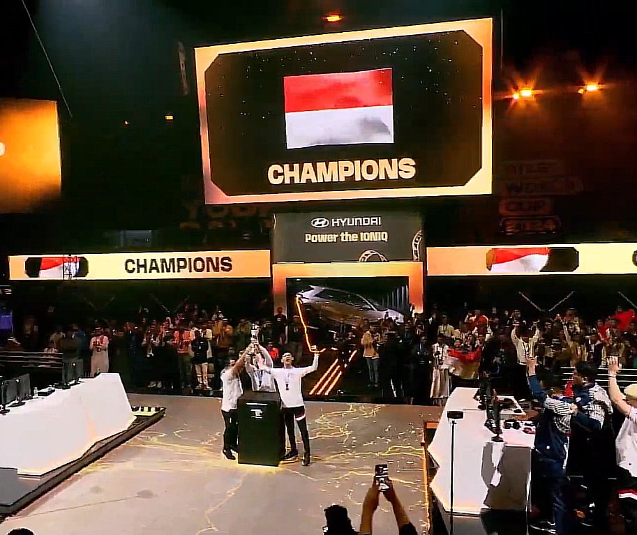 rayculz's tweet photo. Ini mungkin untuk pertama kali di dunia. Indonesia menang kompetisi e-sport dengan bawa nama negara. Luar biasa kalian...  juara piala dunia. 

#FIFAeWorldCup  #TimnasIndonesia #TimnasDay https://t.co/Nw8cWnlI0H