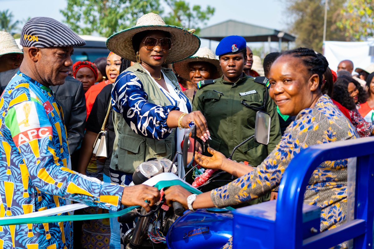 UzoamakaNwifuru's tweet photo. The Federal Government in collaboration with IFAD -VCDP and Ebonyi State government distributed farm inputs to farmers in Ebonyi. The inputs were distributed, during  the Agency’s agricultural equipment/input distribution at the IFAD/VCDP office in Abakaliki. https://t.co/eZH6ZEXj1L