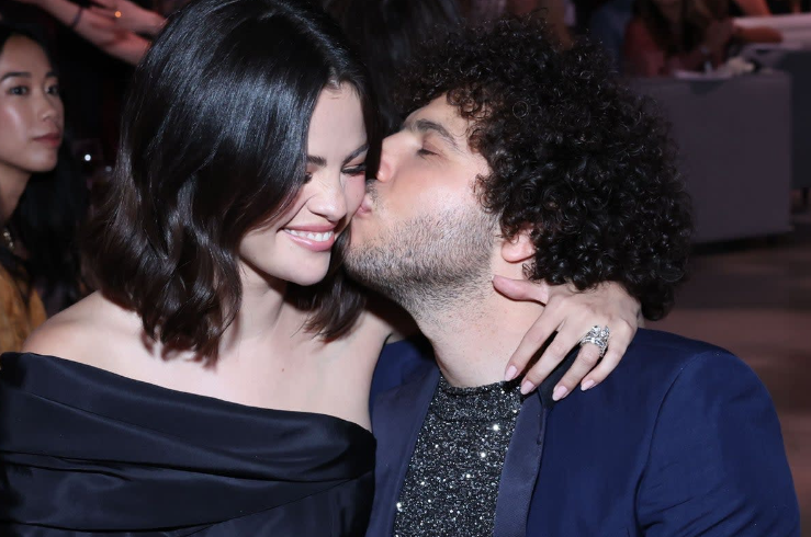 mdsumondms's tweet photo. The hidden meaning behind Selena Gomez’s giant diamond engagement ring from Benny Blanco
See More Check Comment Box....
#bennyblanco #selenagomez #selenagomezengaged
#bennyblanconetworth #whoisbennyblanco https://t.co/oz58PVm1So